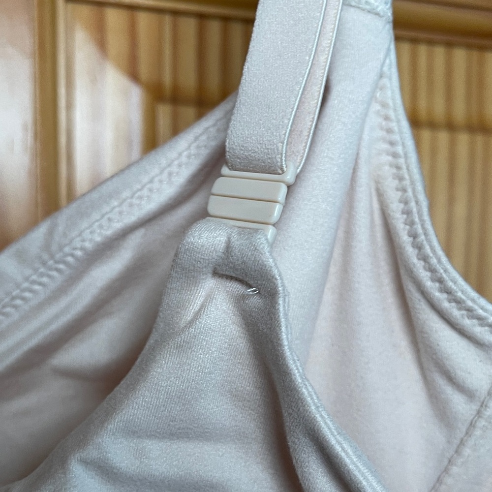 Victoria Secret body by Victoria Cream Underwire Bra - Picture 11 of 12
